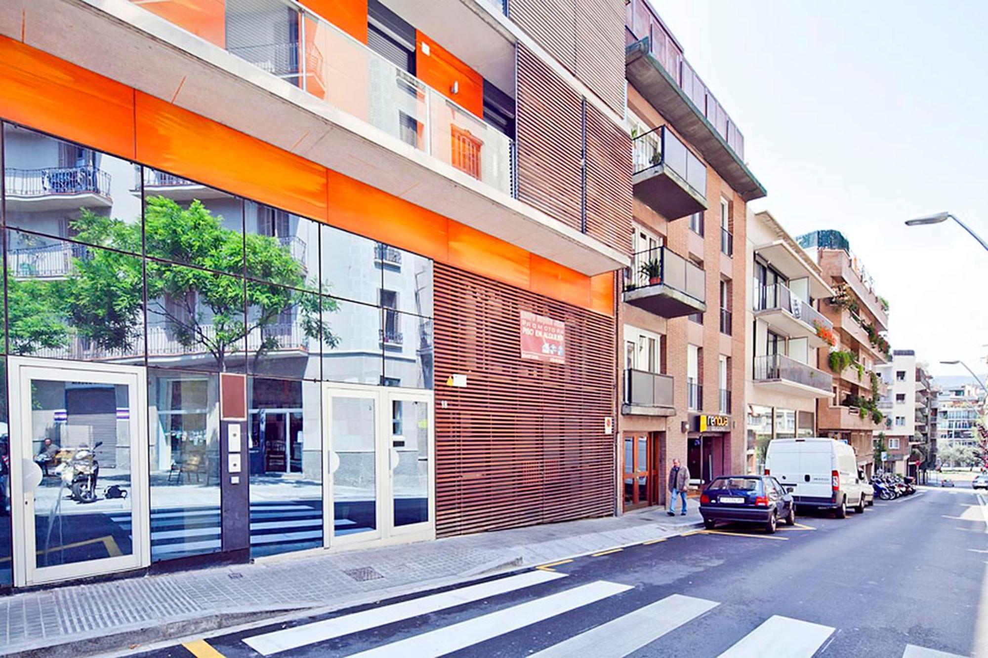 My Space Emirates - Spacious Near The Center Apartament Barcelona