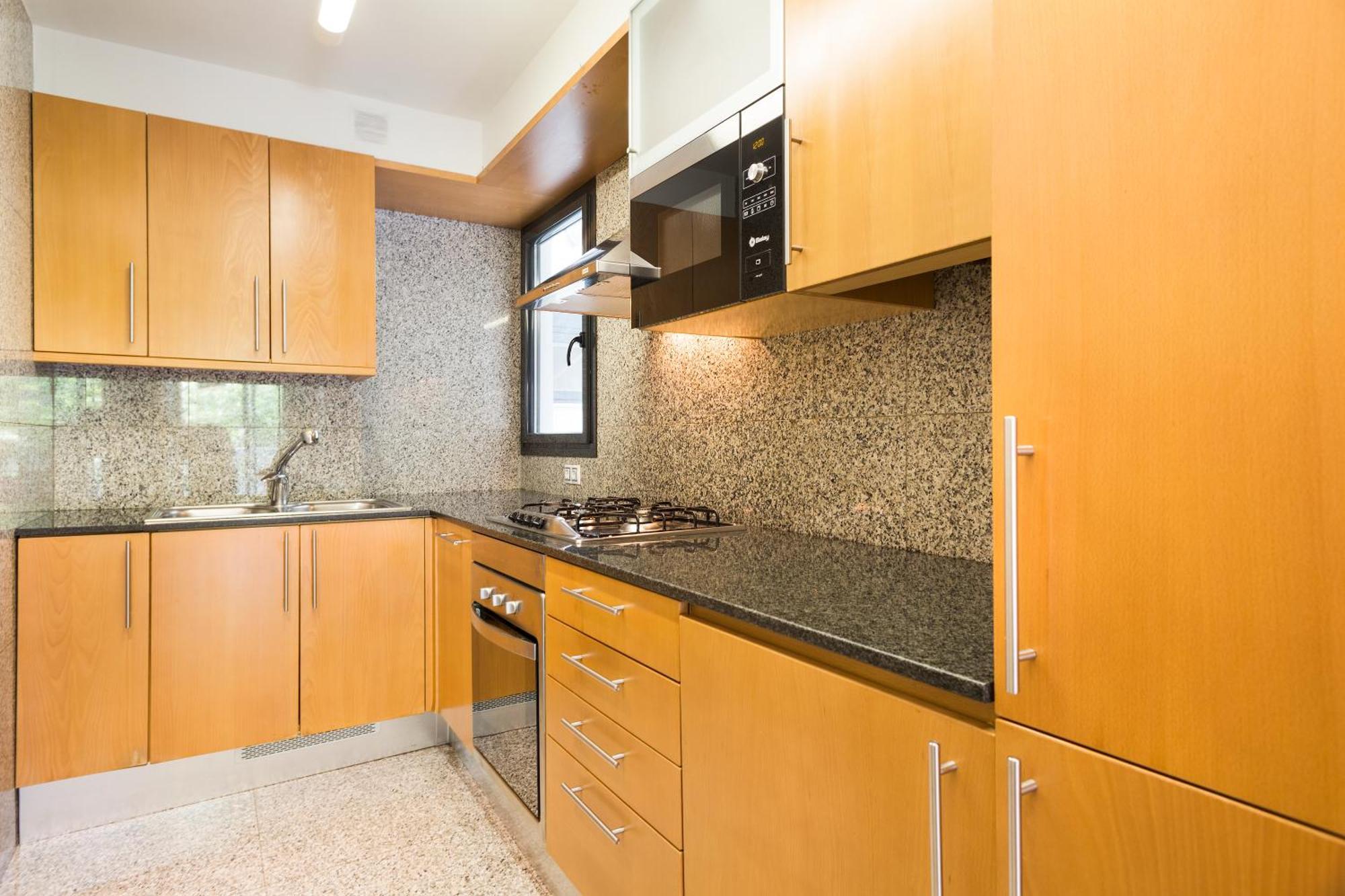 My Space Emirates - Spacious Near The Center Apartament Barcelona
