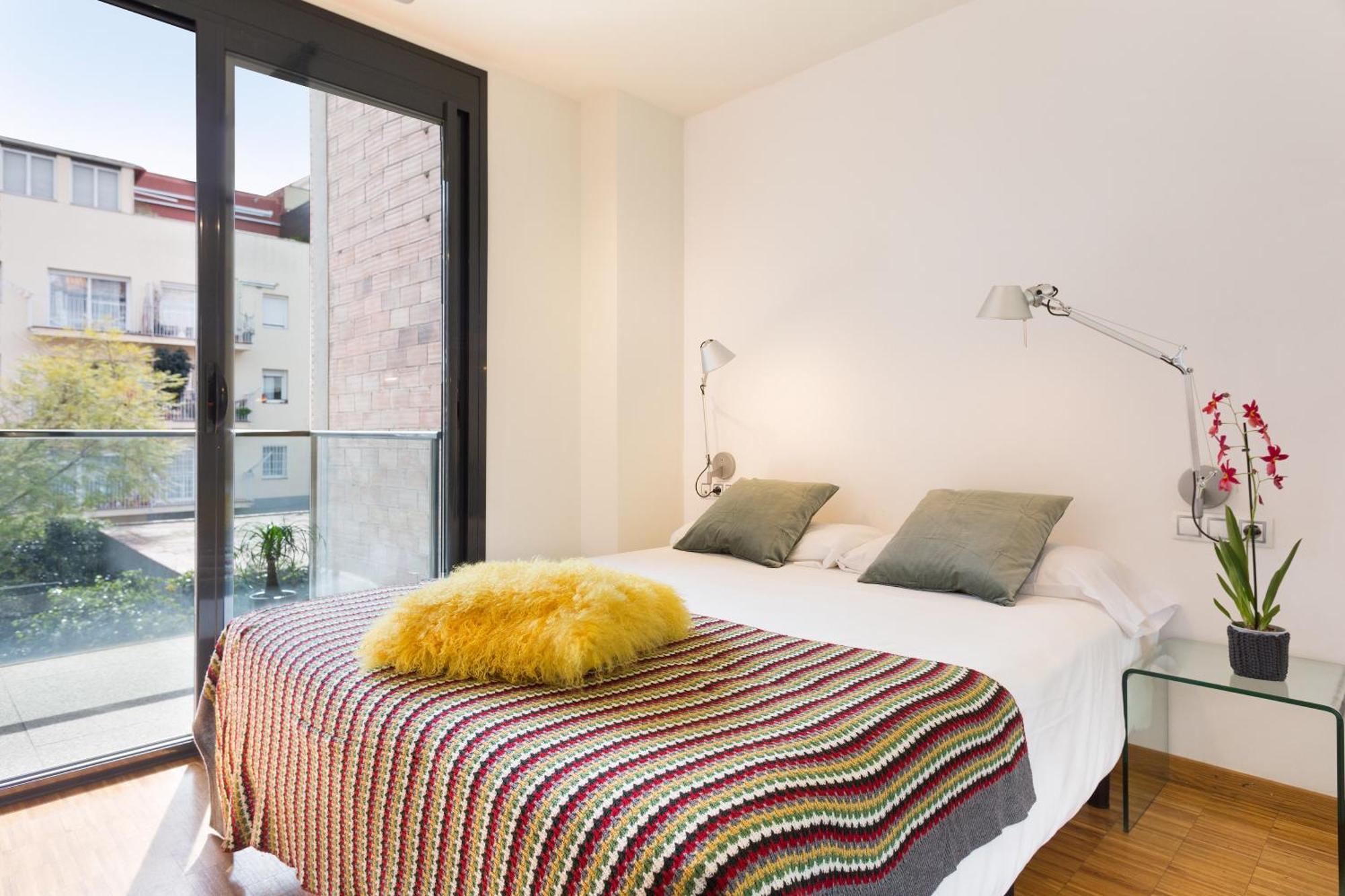 My Space Emirates - Spacious Near The Center Apartament Barcelona
